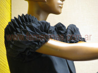 Blusa negra mangas cortas con pliegues origami FENDI